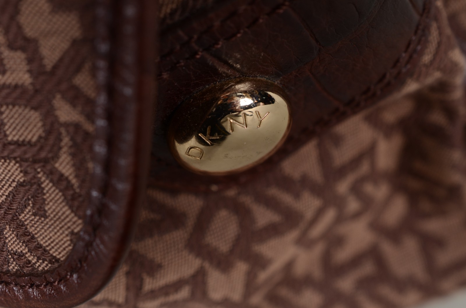 Bolsa feminina original, tecido com monograma dkny, acabamentos em... - foto 4 de 10