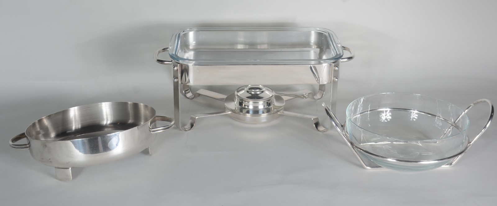Três porta pirex de metal prateado, sendo um retangular de pé alto e... - foto 3 de 10