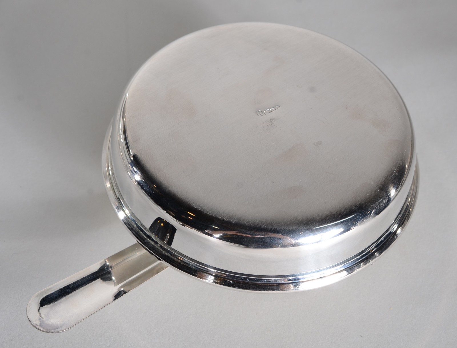 Três porta pirex de metal prateado, sendo um retangular de pé alto e... - foto 6 de 10
