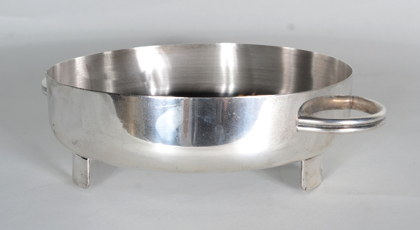 Três porta pirex de metal prateado, sendo um retangular de pé alto e... - foto 9 de 10