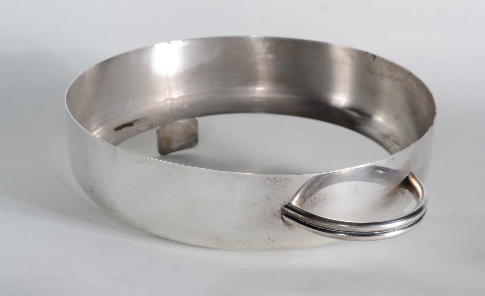 Três porta pirex de metal prateado, sendo um retangular de pé alto e... - foto 10 de 10