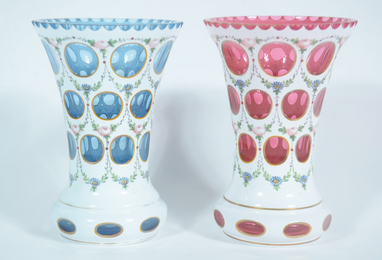 Par de vasos de cristal overlay, sendo um azul e outro rosa, decorado... - foto 1 de 5