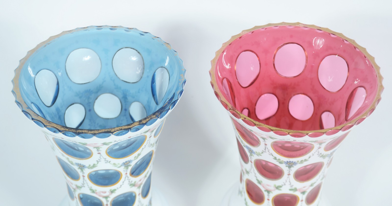 Par de vasos de cristal overlay, sendo um azul e outro rosa, decorado... - foto 2 de 5