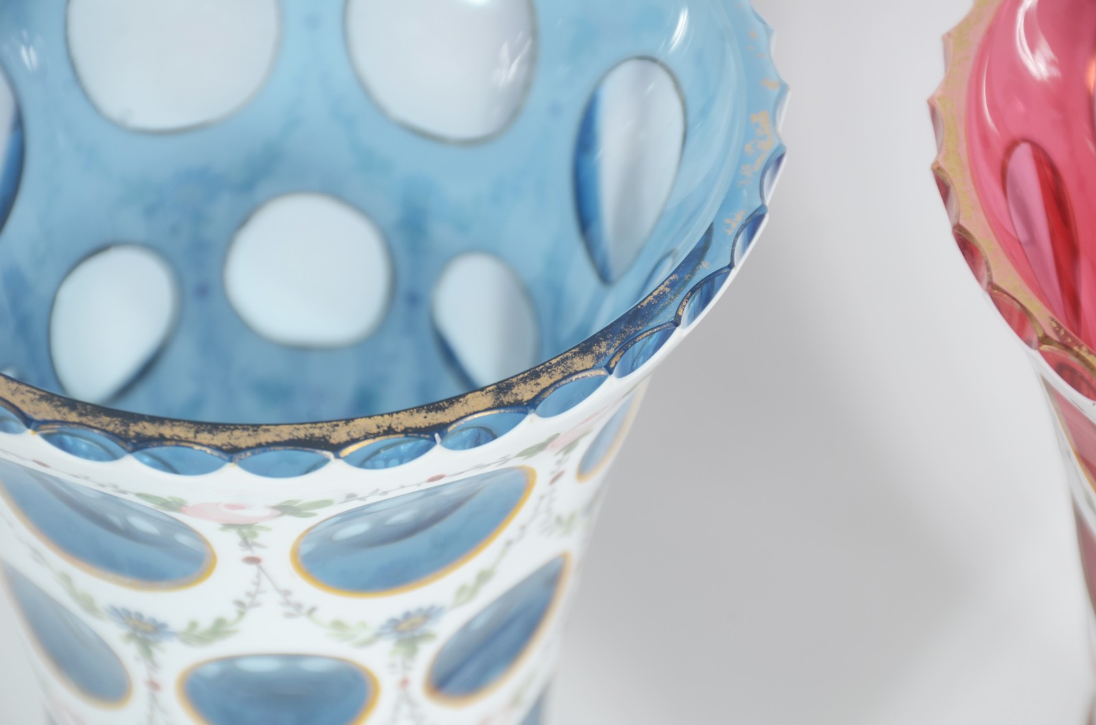 Par de vasos de cristal overlay, sendo um azul e outro rosa, decorado... - foto 3 de 5