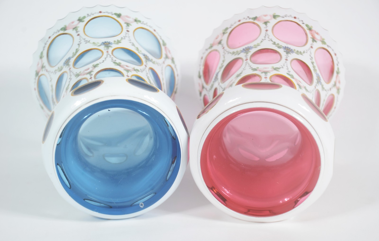 Par de vasos de cristal overlay, sendo um azul e outro rosa, decorado... - foto 4 de 5