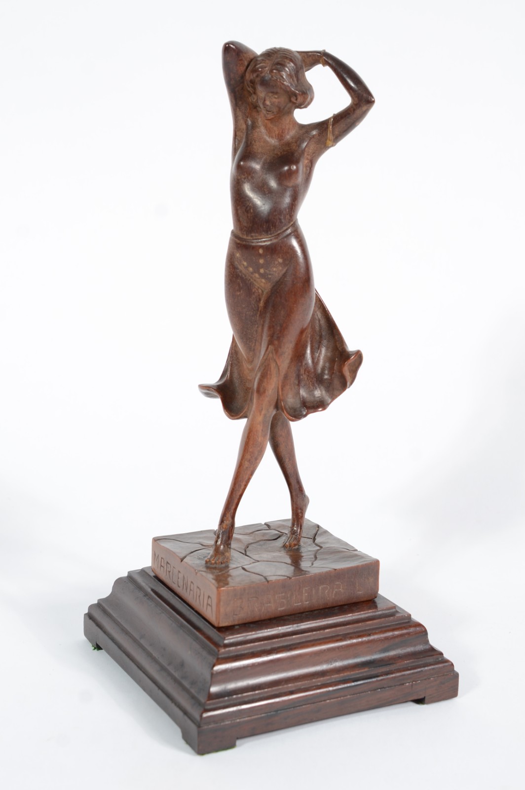 Escultura de madeira representando "figura feminina com saia... - foto 1 de 10
