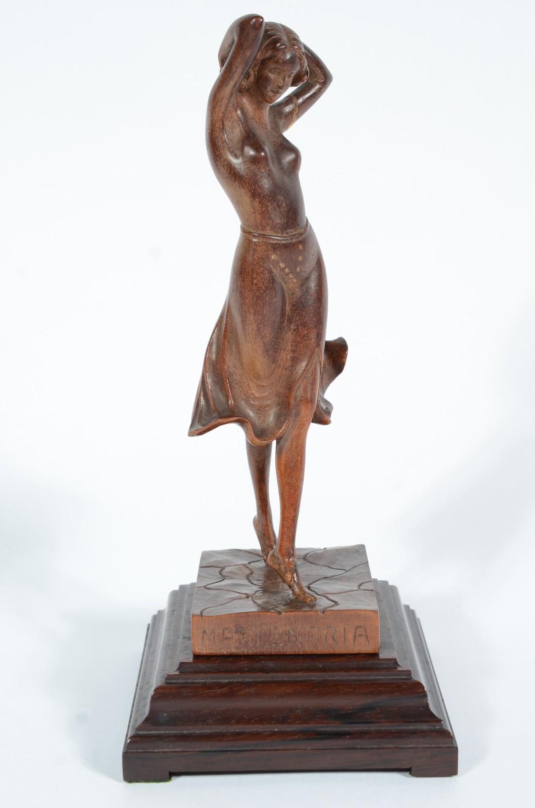 Escultura de madeira representando "figura feminina com saia... - foto 2 de 10