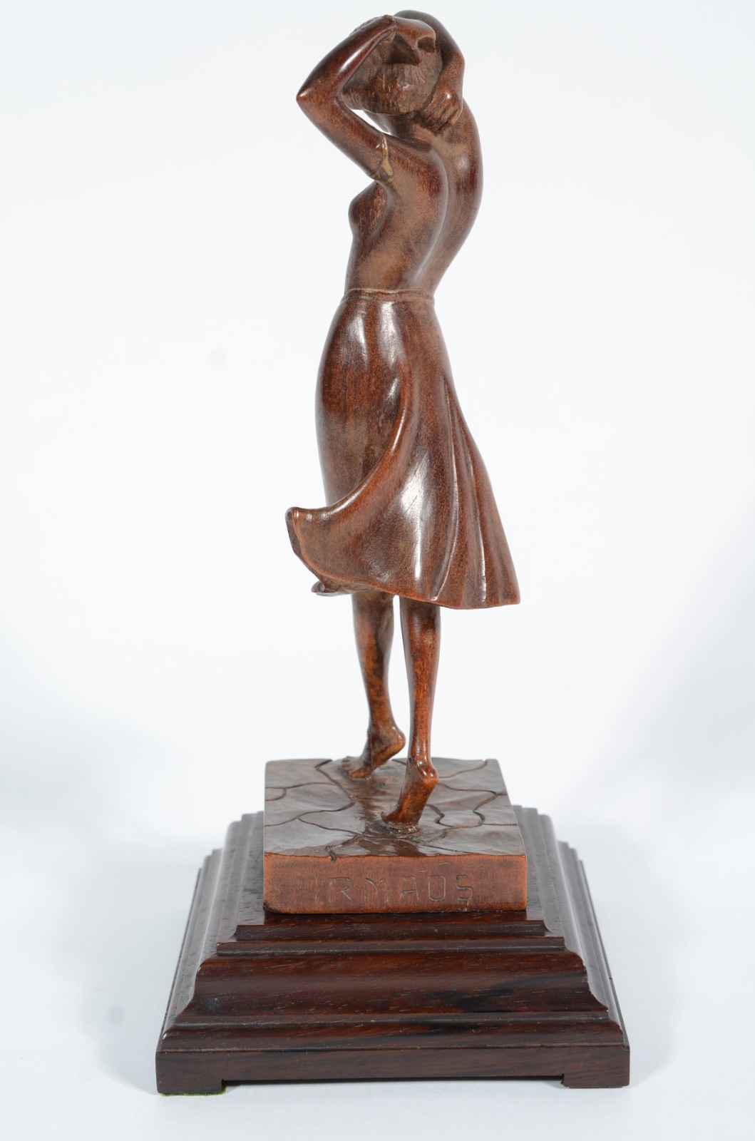 Escultura de madeira representando "figura feminina com saia... - foto 3 de 10