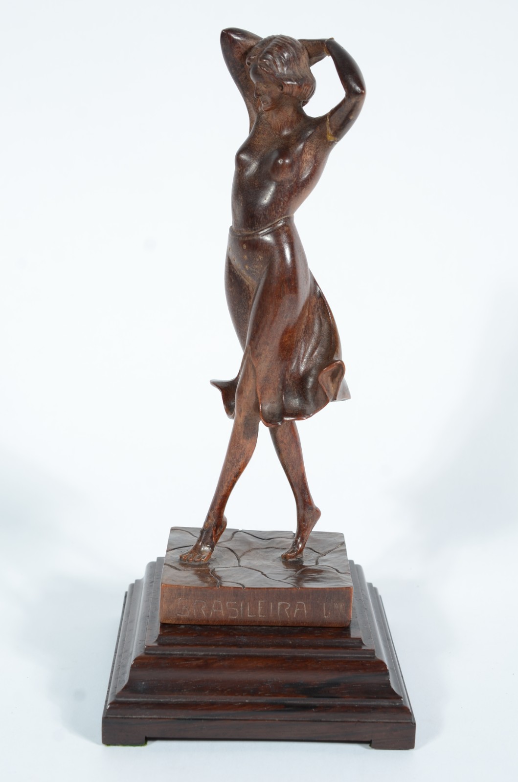 Escultura de madeira representando "figura feminina com saia... - foto 4 de 10