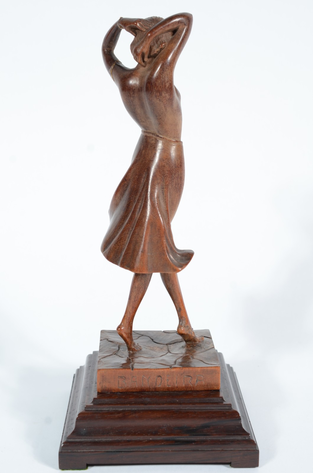 Escultura de madeira representando "figura feminina com saia... - foto 5 de 10