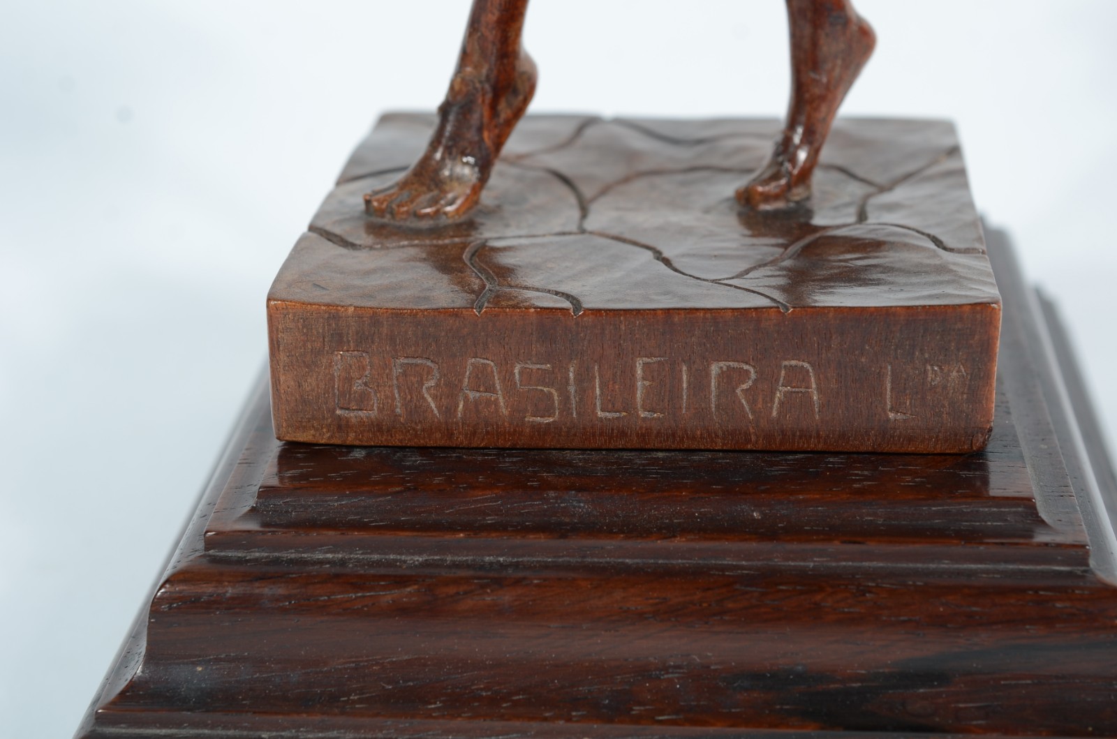 Escultura de madeira representando "figura feminina com saia... - foto 6 de 10