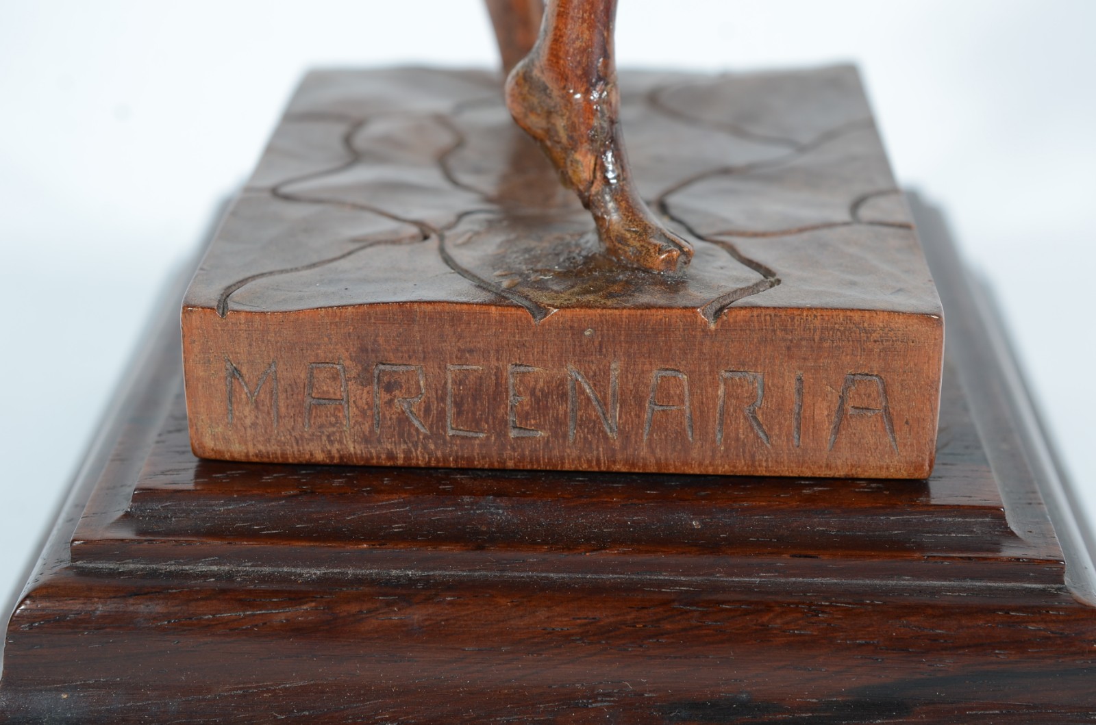 Escultura de madeira representando "figura feminina com saia... - foto 8 de 10