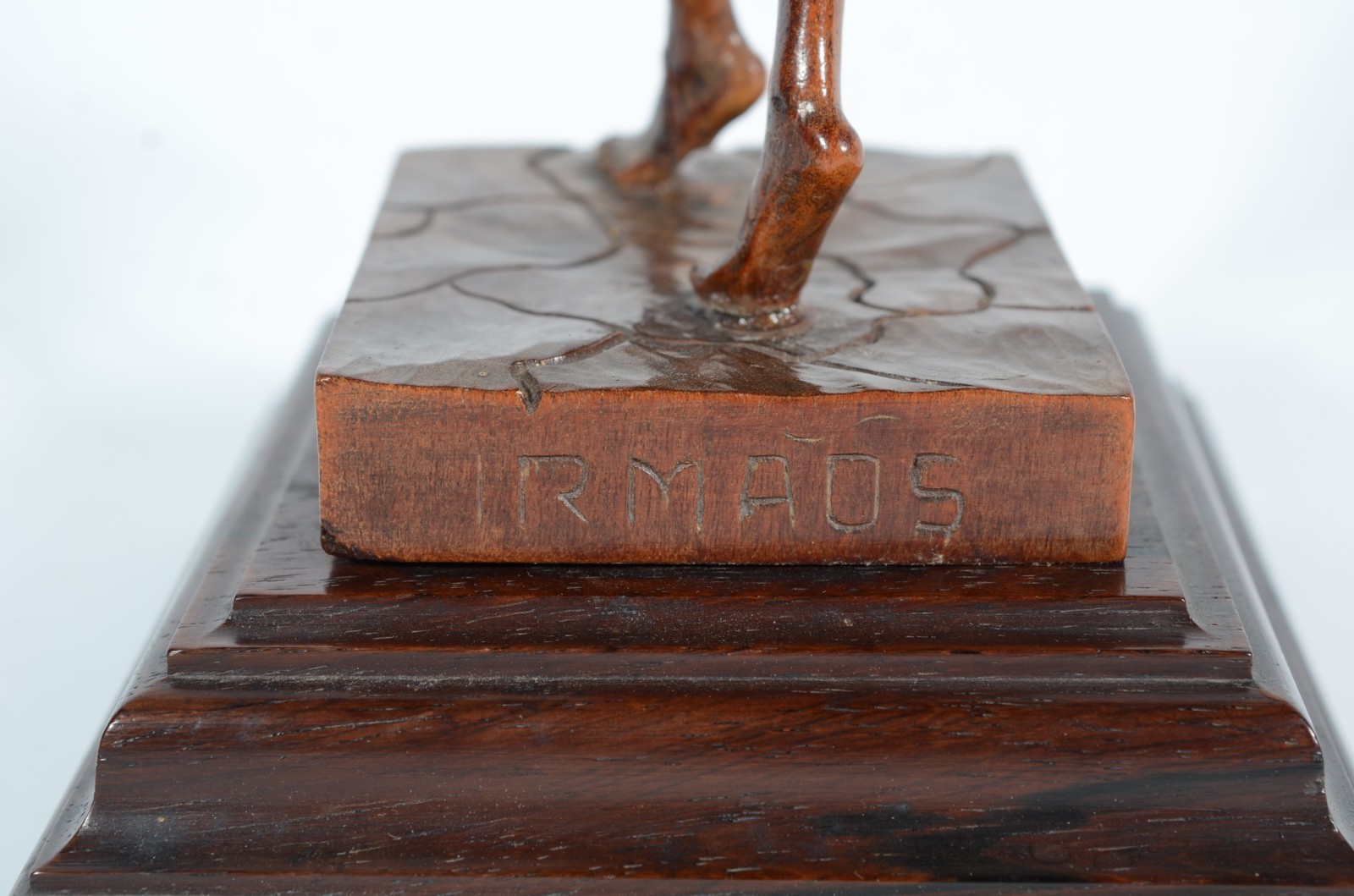 Escultura de madeira representando "figura feminina com saia... - foto 9 de 10