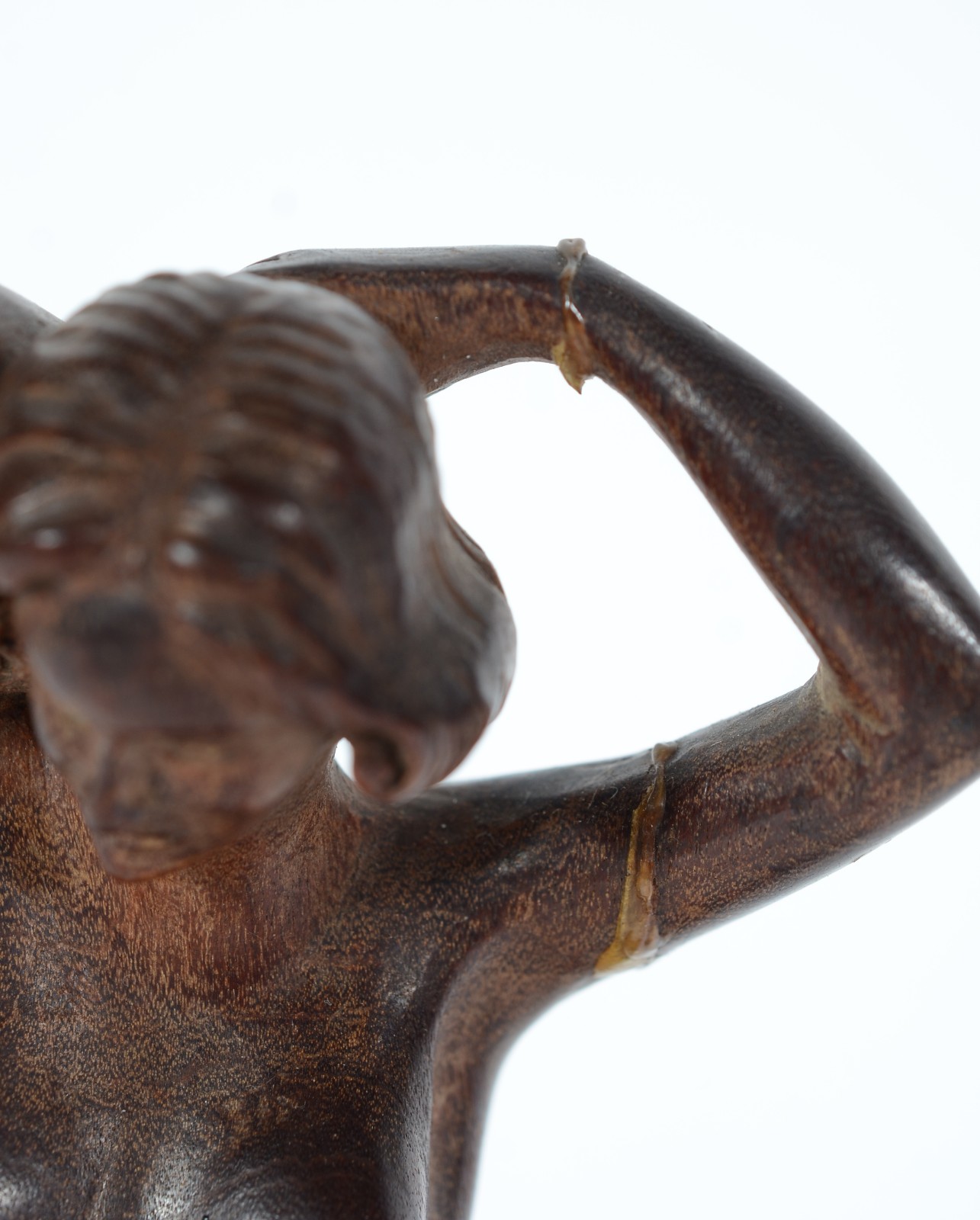 Escultura de madeira representando "figura feminina com saia... - foto 10 de 10