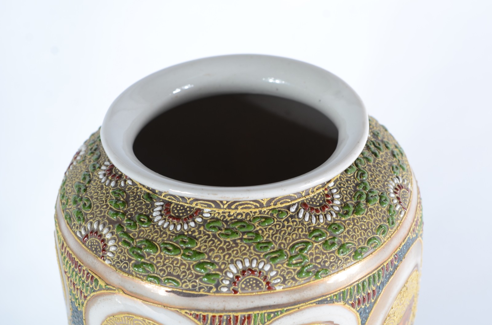 Vaso de porcelana japonesa Satzuma decorada com figuras de guerreiros... - foto 9 de 11