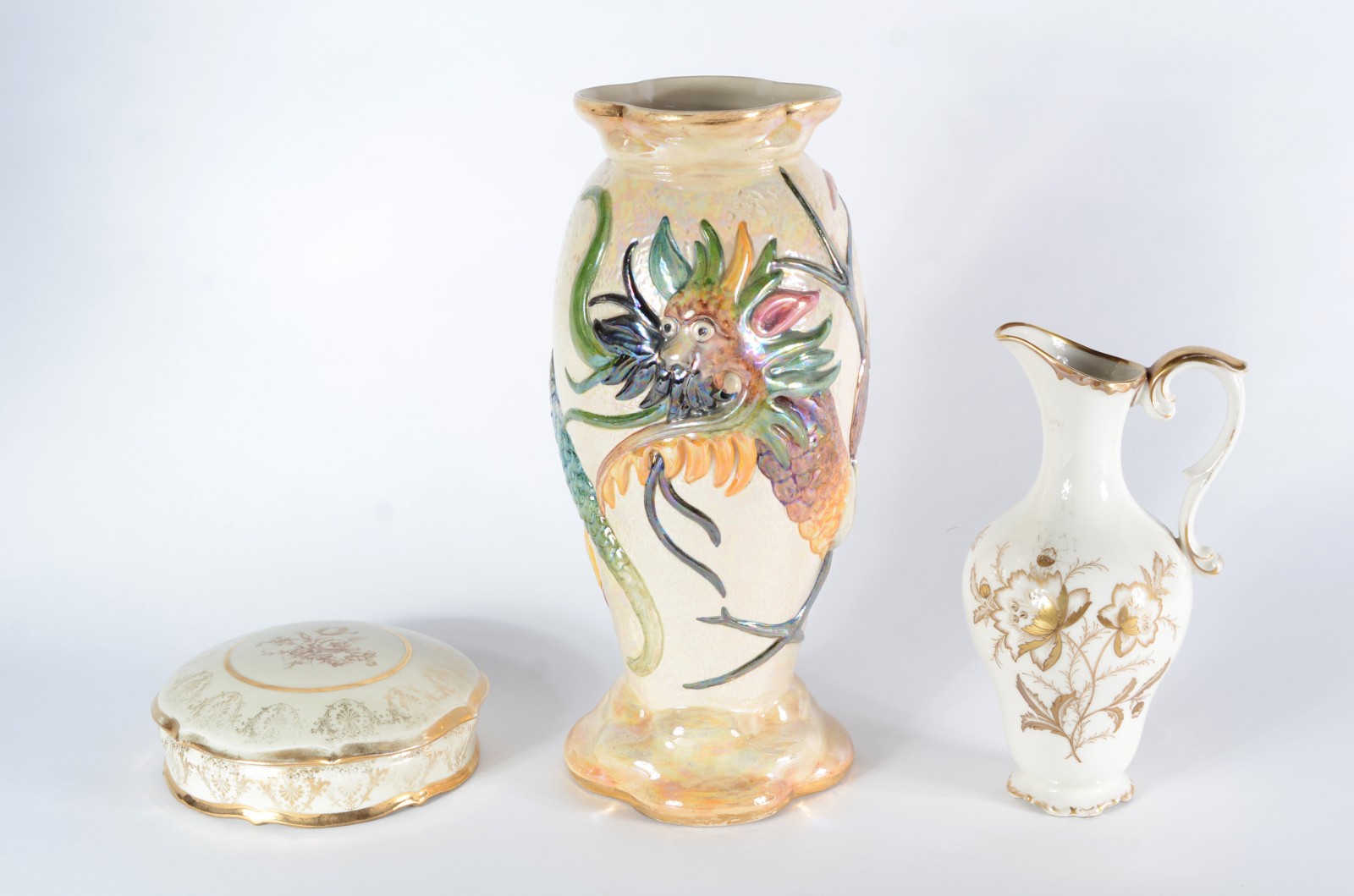 Três peças de porcelana/cerâmica de diversas procedências, sendo... - foto 1 de 11