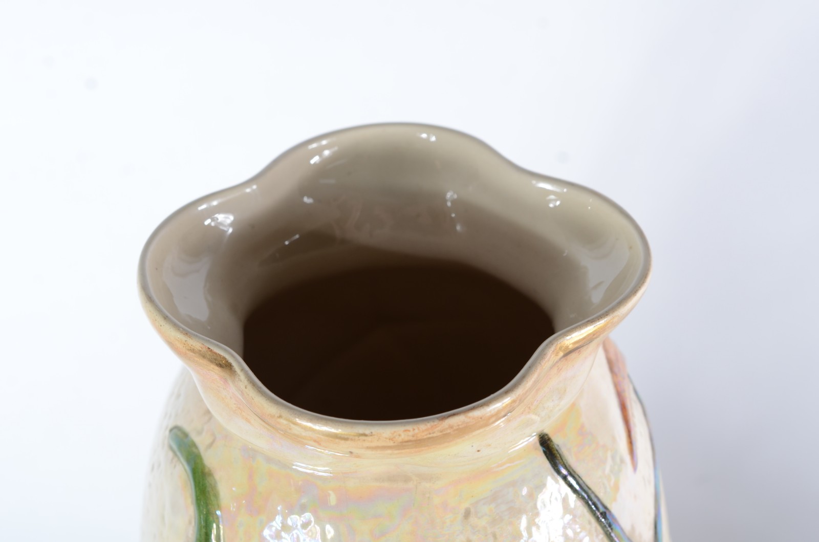 Três peças de porcelana/cerâmica de diversas procedências, sendo... - foto 3 de 11