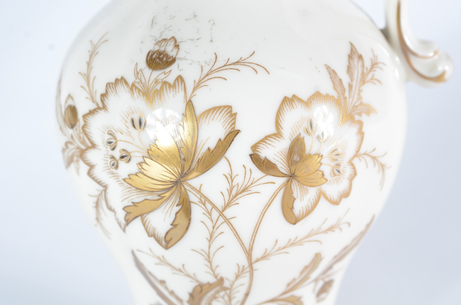 Três peças de porcelana/cerâmica de diversas procedências, sendo... - foto 4 de 11