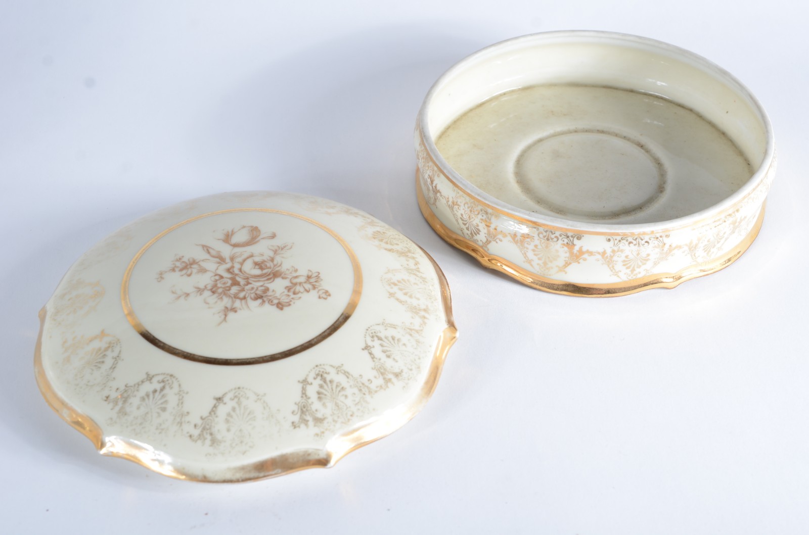 Três peças de porcelana/cerâmica de diversas procedências, sendo... - foto 6 de 11