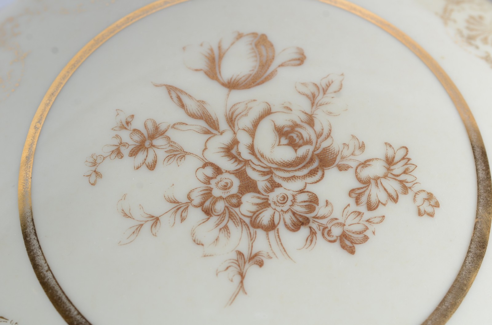 Três peças de porcelana/cerâmica de diversas procedências, sendo... - foto 7 de 11