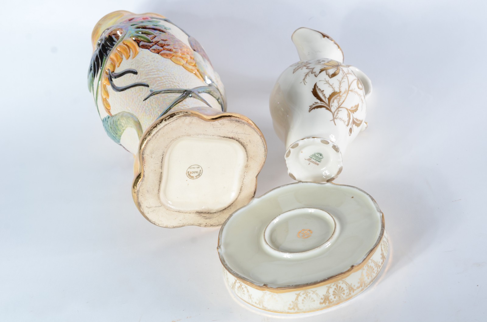 Três peças de porcelana/cerâmica de diversas procedências, sendo... - foto 8 de 11