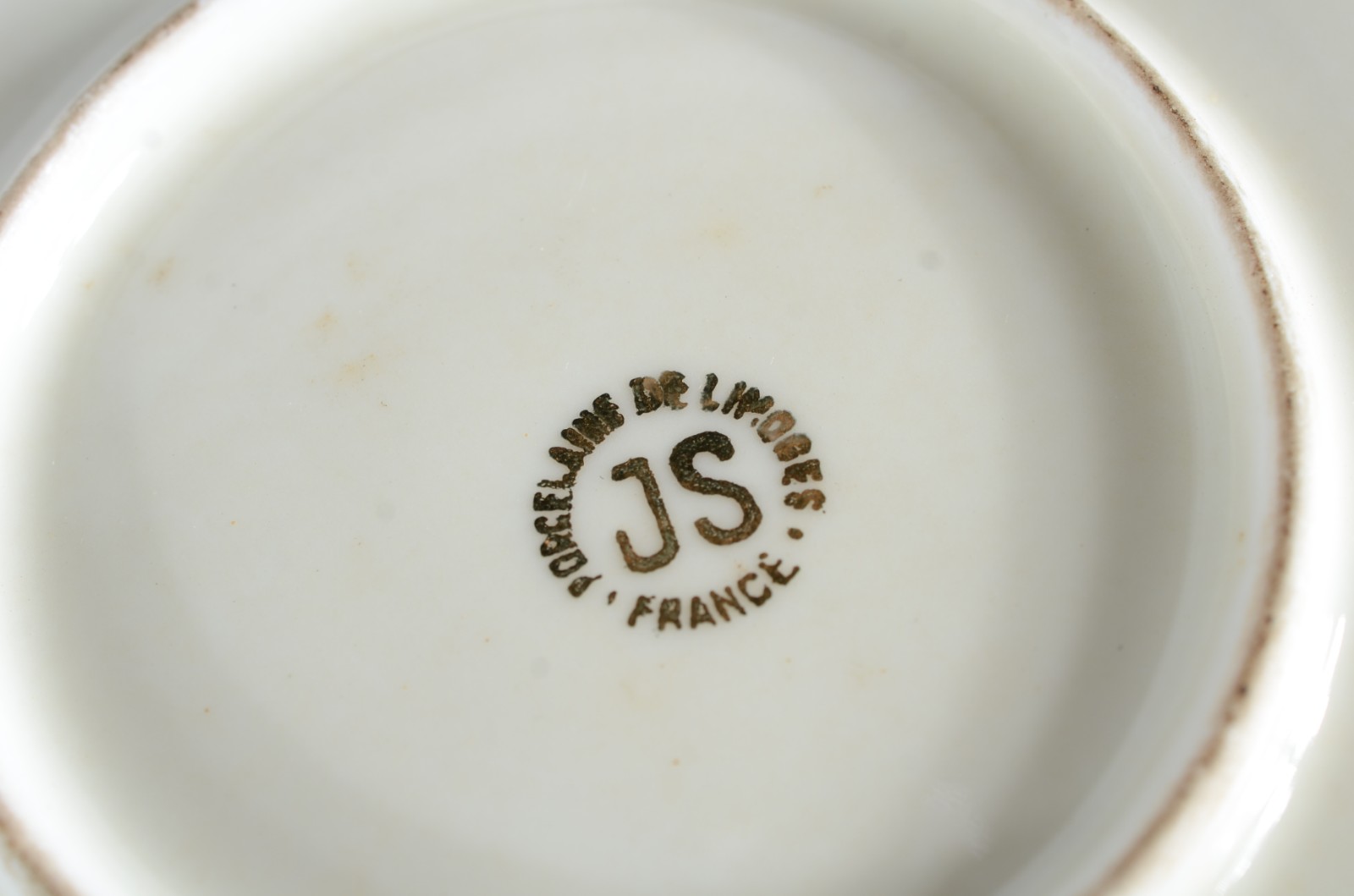 Três peças de porcelana/cerâmica de diversas procedências, sendo... - foto 9 de 11
