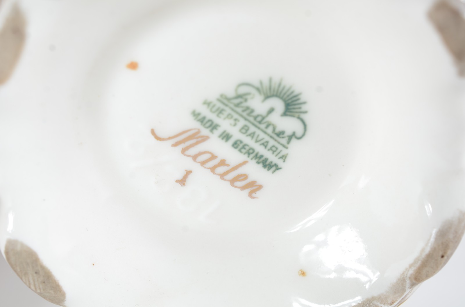 Três peças de porcelana/cerâmica de diversas procedências, sendo... - foto 10 de 11