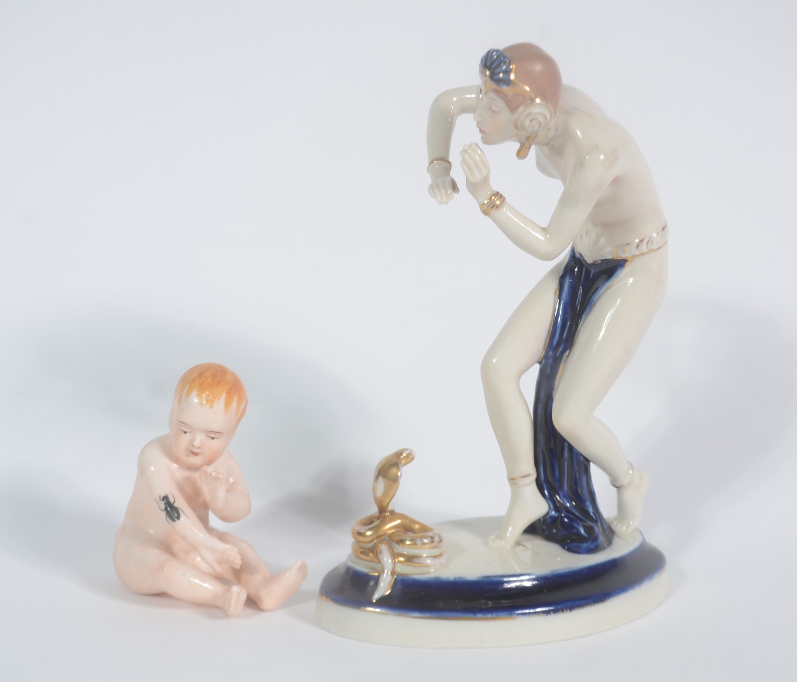 Duas estatuetas de porcelana (uma delas com pescoço colado). - foto 1 de 11