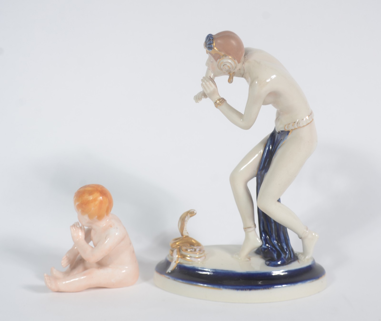 Duas estatuetas de porcelana (uma delas com pescoço colado). - foto 2 de 11