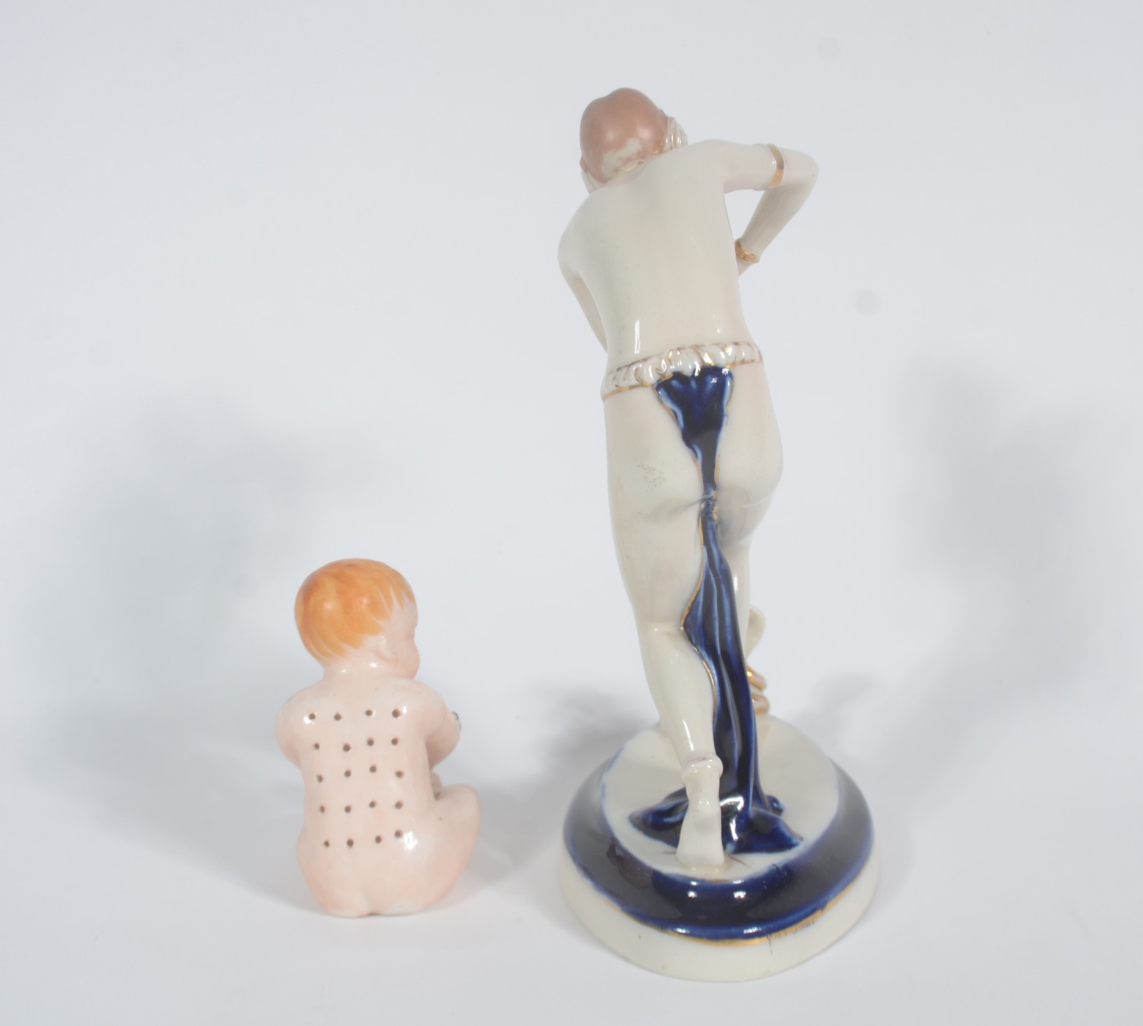 Duas estatuetas de porcelana (uma delas com pescoço colado). - foto 3 de 11