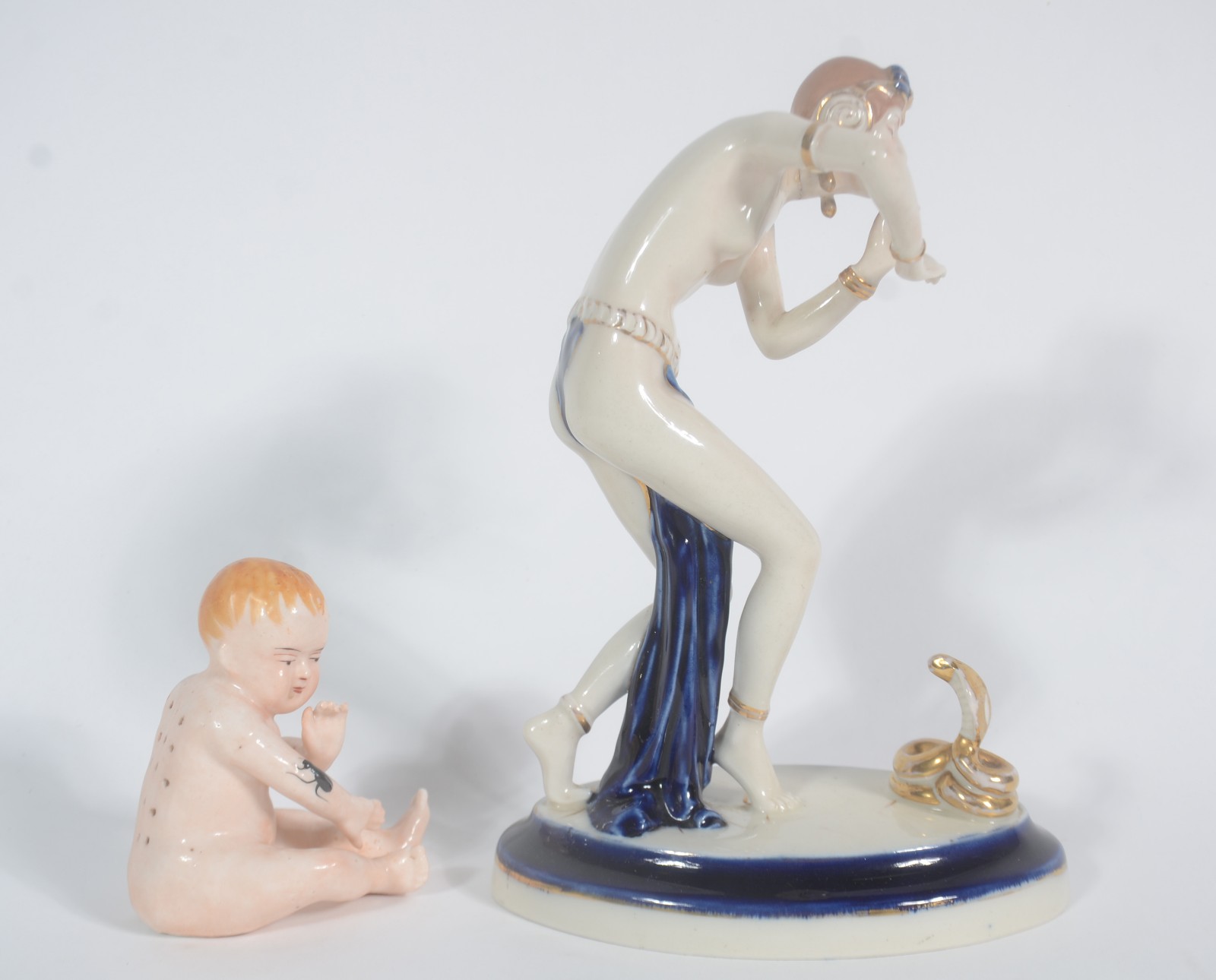 Duas estatuetas de porcelana (uma delas com pescoço colado). - foto 4 de 11