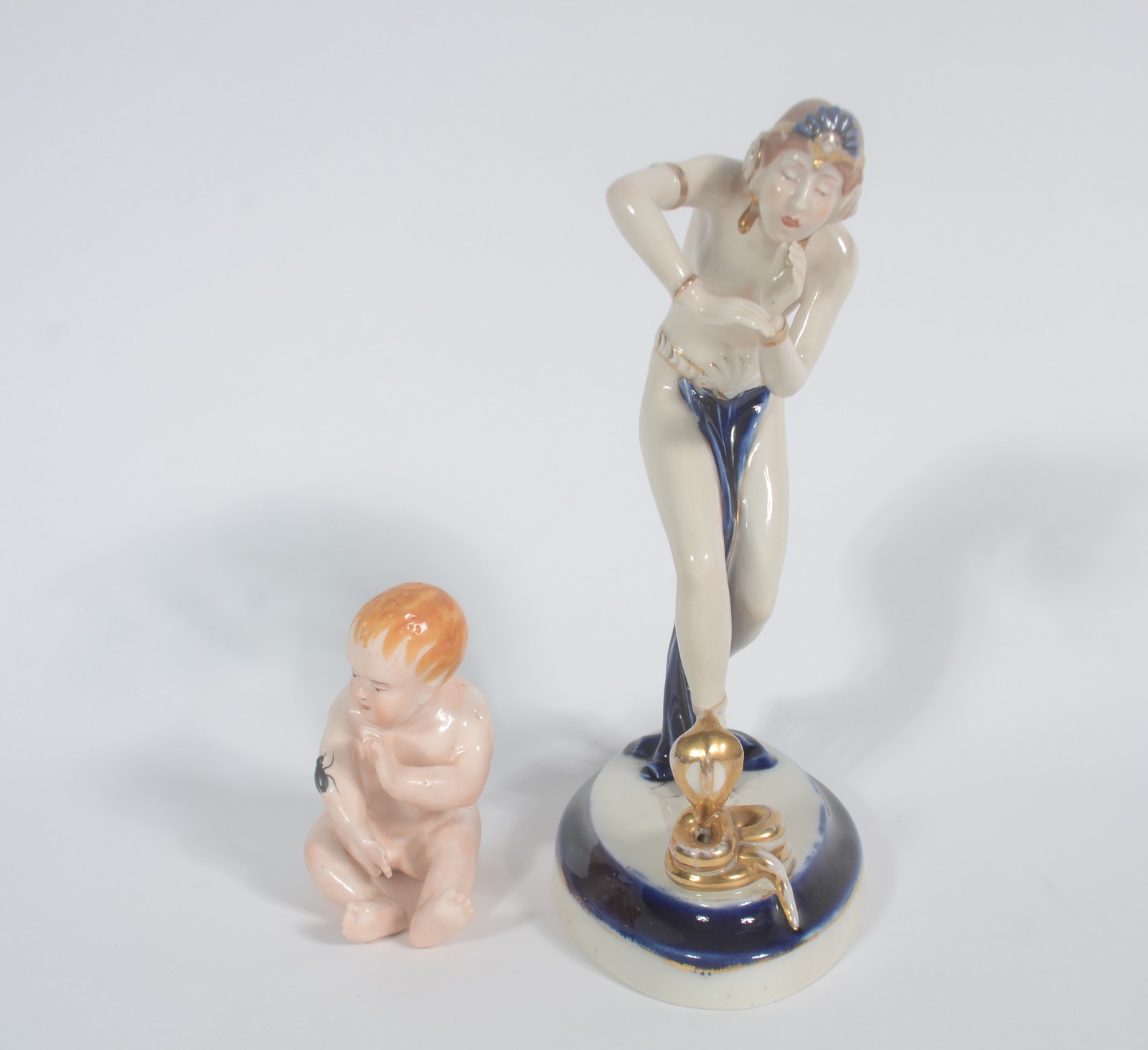 Duas estatuetas de porcelana (uma delas com pescoço colado). - foto 5 de 11