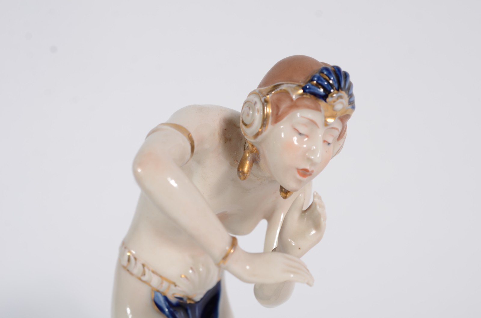 Duas estatuetas de porcelana (uma delas com pescoço colado). - foto 6 de 11