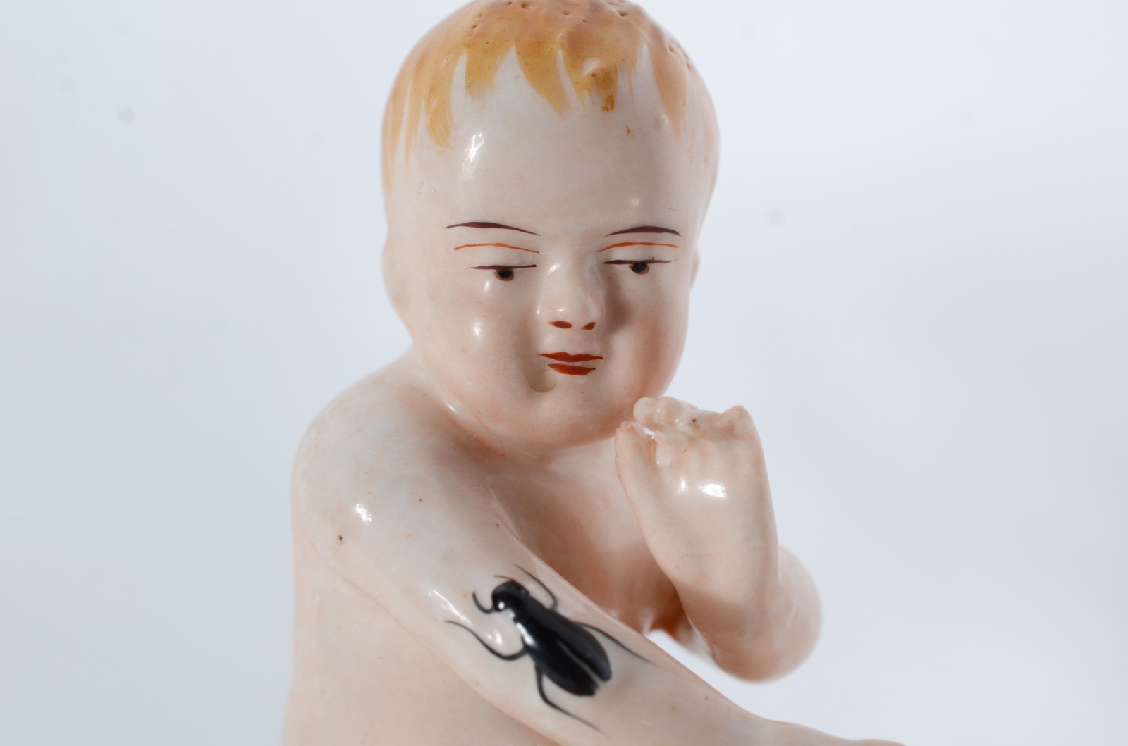 Duas estatuetas de porcelana (uma delas com pescoço colado). - foto 7 de 11