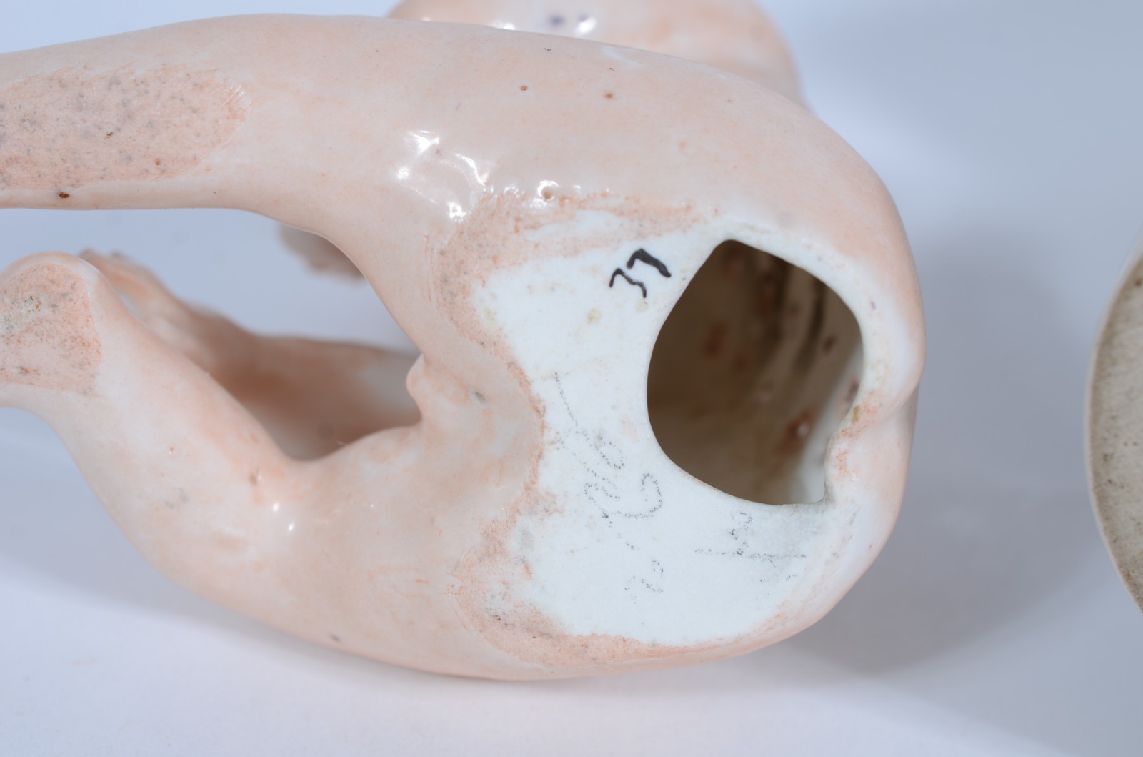 Duas estatuetas de porcelana (uma delas com pescoço colado). - foto 10 de 11
