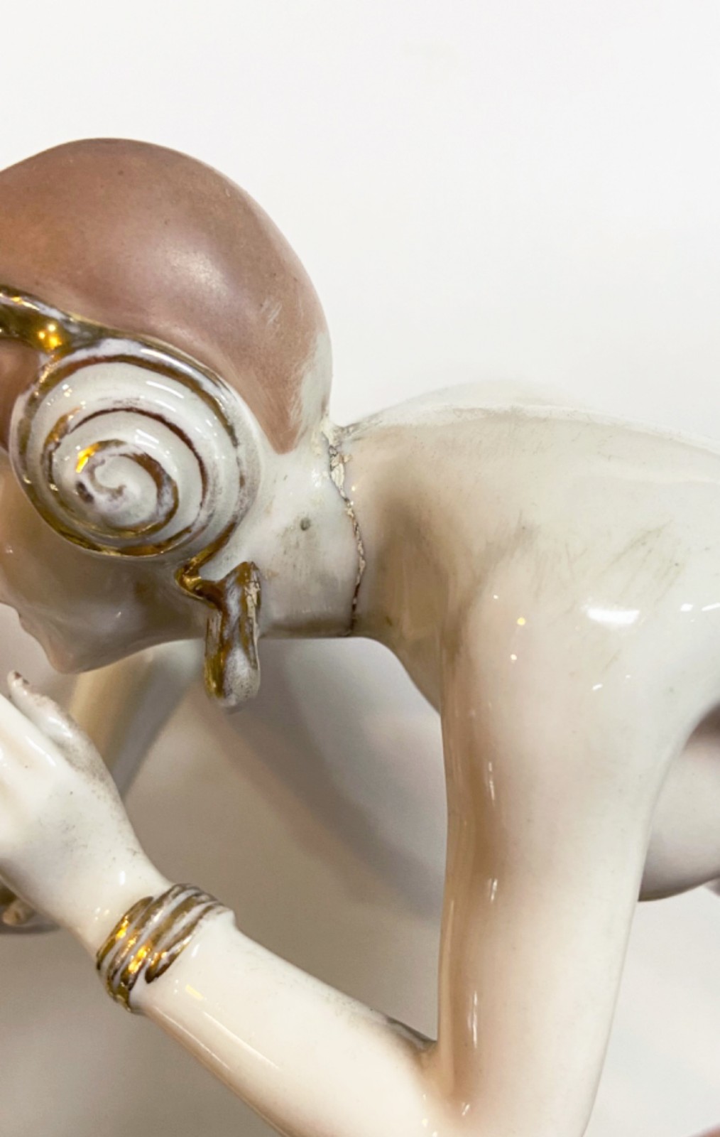 Duas estatuetas de porcelana (uma delas com pescoço colado). - foto 11 de 11