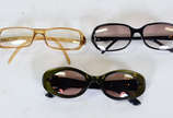 Tres óculos diversos, sendo um DOLCE & GABBANA ... - Tres óculos diversos, sendo um DOLCE & GABBANA (lentes de grau); e dois GUCCI (um com lentes de grau e outro com armação com arranhados).