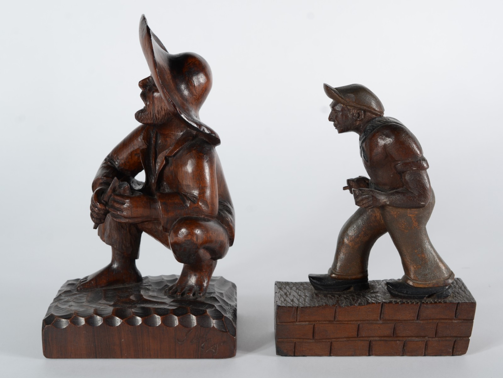 Três esculturas de madeira entalhada, sendo: Placa com rosto de... - foto 4 de 10