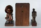 B.F. Heise,  - Três esculturas de madeira entalhada, sendo: Placa com rosto de jovem, assinada B.F.Heise, 1945; Figura de homem agachado com chapéu; e, figura mascul