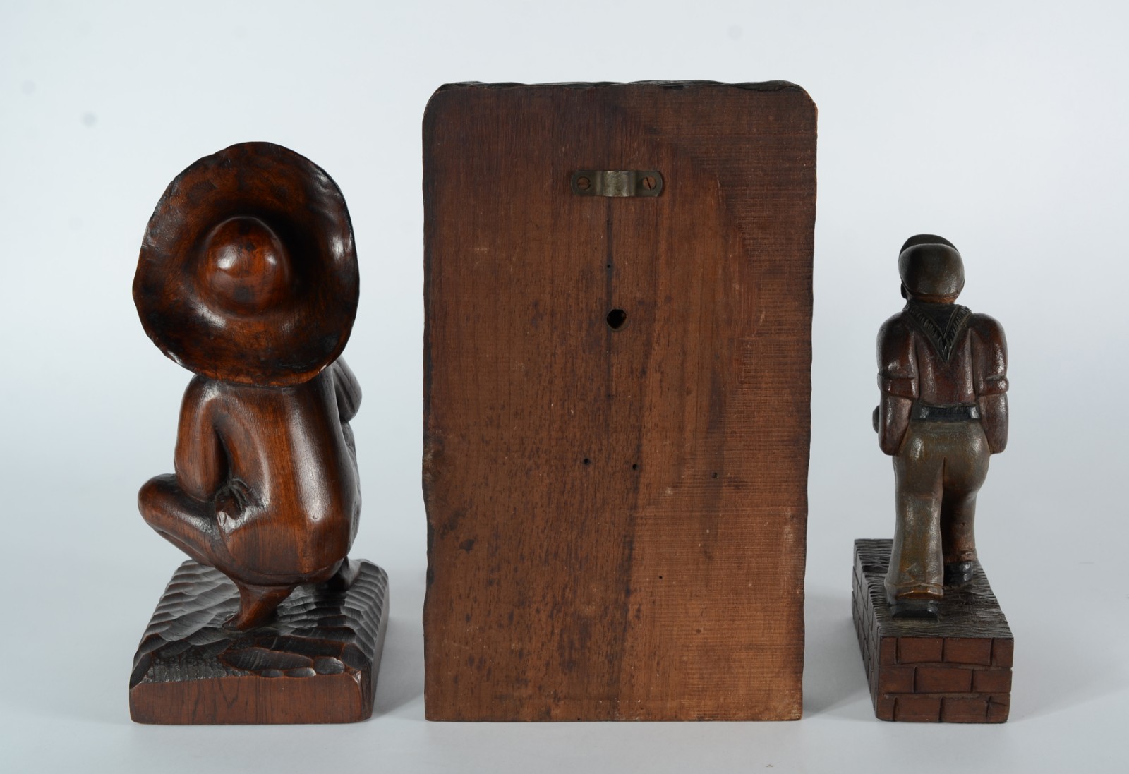 Três esculturas de madeira entalhada, sendo: Placa com rosto de... - foto 5 de 10