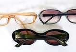Tres óculos diversos, sendo um DOLCE & GABBANA ... - Tres óculos diversos, sendo um DOLCE & GABBANA (lentes de grau); e dois GUCCI (um com lentes de grau e outro com armação com arranhados).