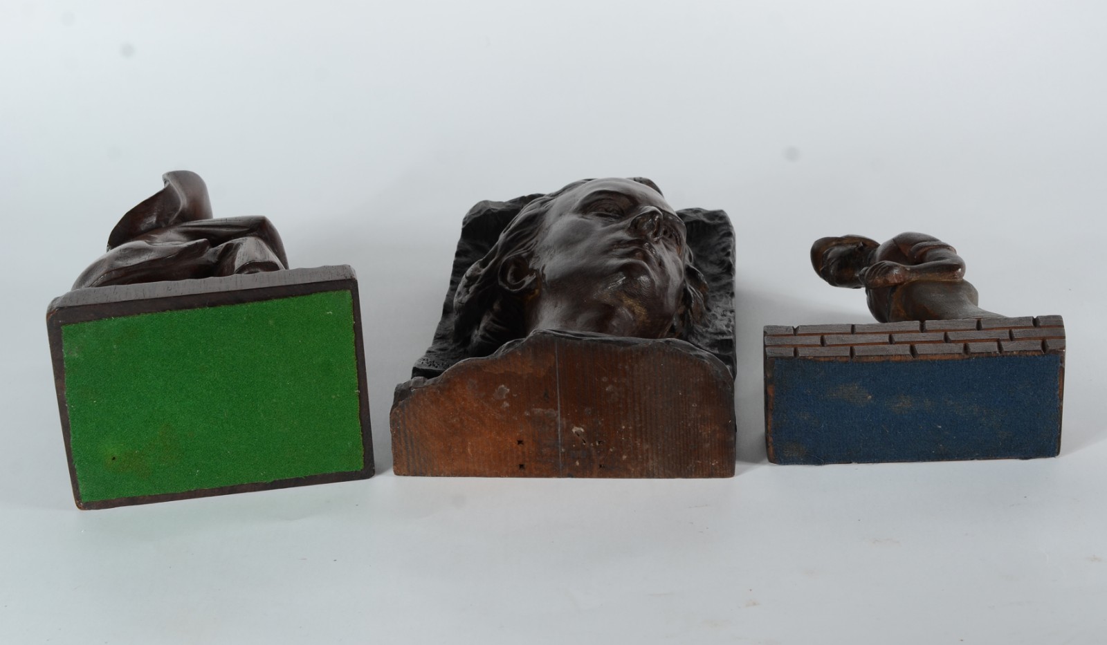 Três esculturas de madeira entalhada, sendo: Placa com rosto de... - foto 9 de 10