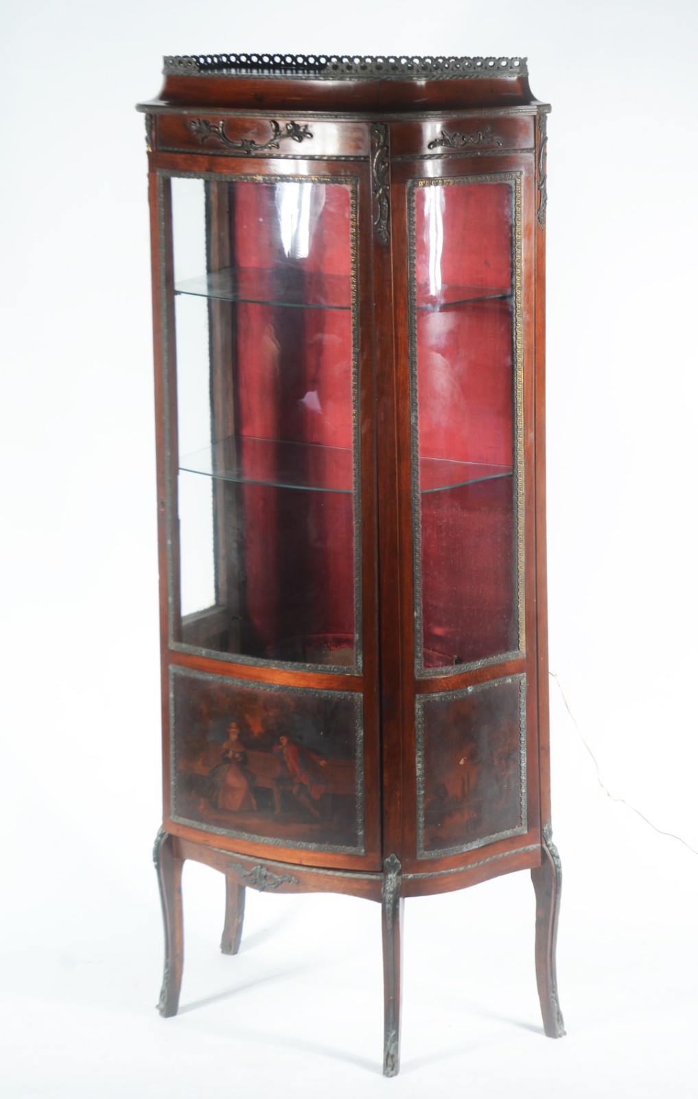 Vitrine de madeira nobre, porta e laterais com vidro, fundo em tecido... - foto 1 de 11