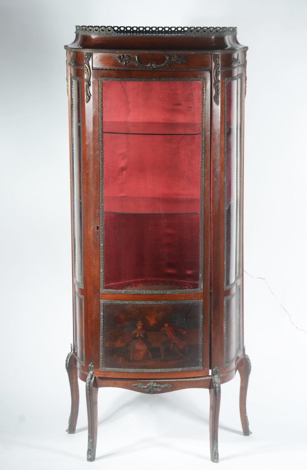 Vitrine de madeira nobre, porta e laterais com vidro, fundo em tecido... - foto 2 de 11