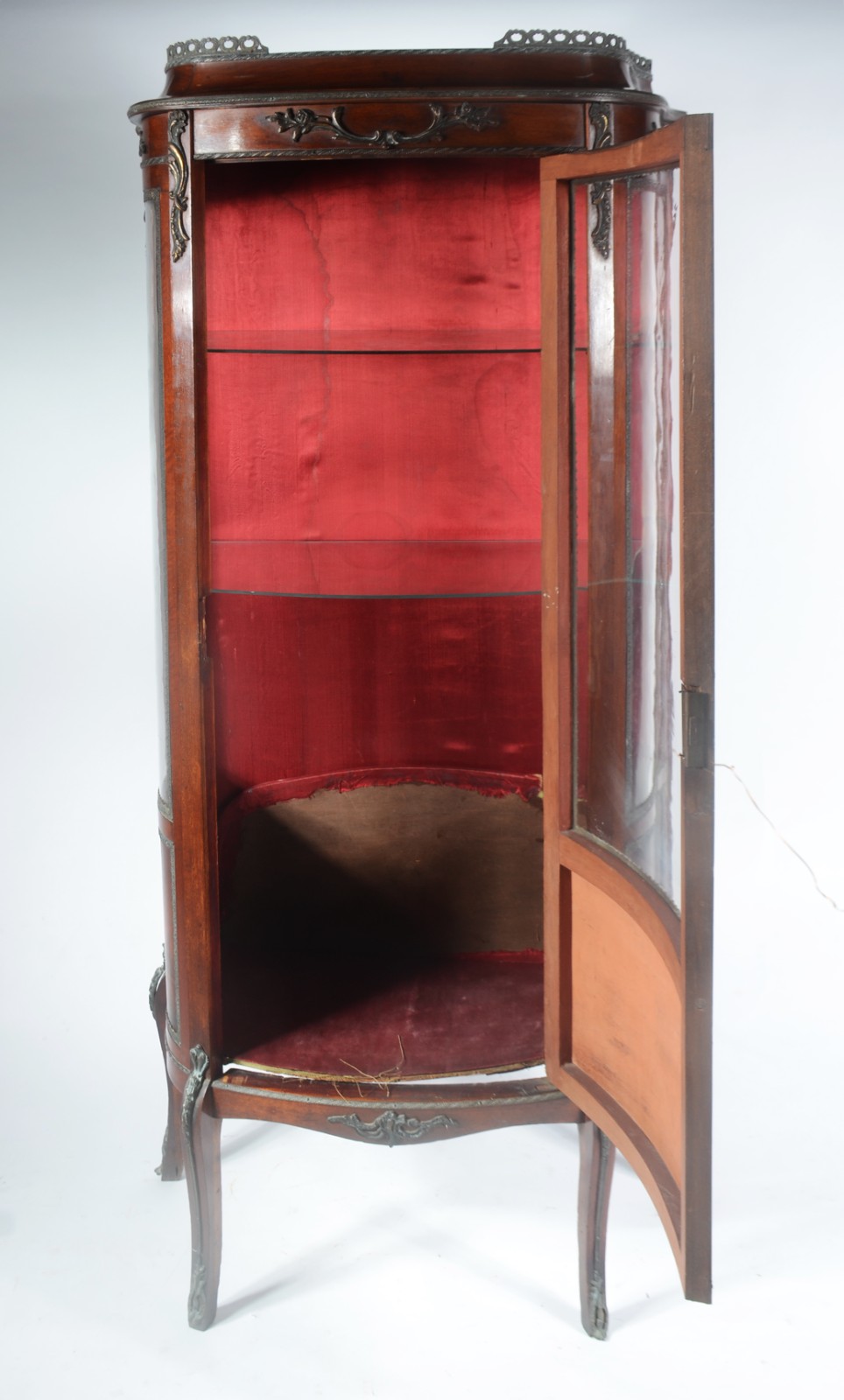 Vitrine de madeira nobre, porta e laterais com vidro, fundo em tecido... - foto 3 de 11