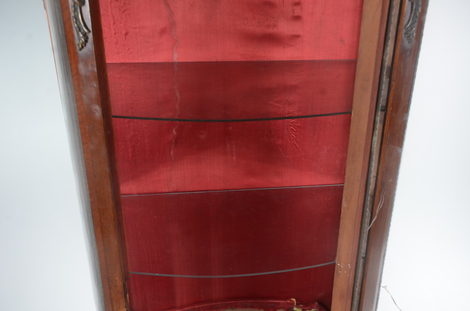 Vitrine de madeira nobre, porta e laterais com vidro, fundo em tecido... - foto 4 de 11