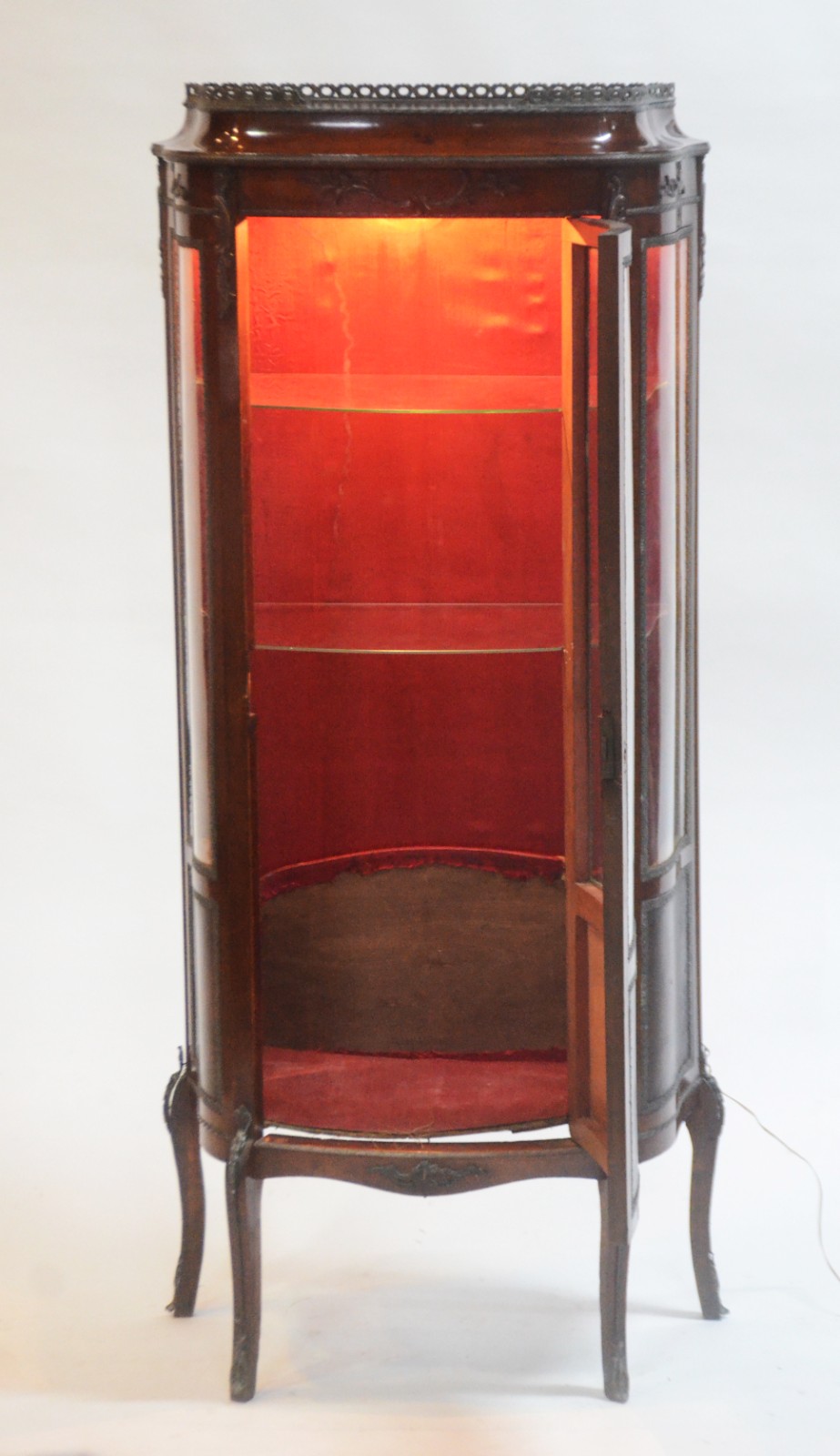 Vitrine de madeira nobre, porta e laterais com vidro, fundo em tecido... - foto 5 de 11