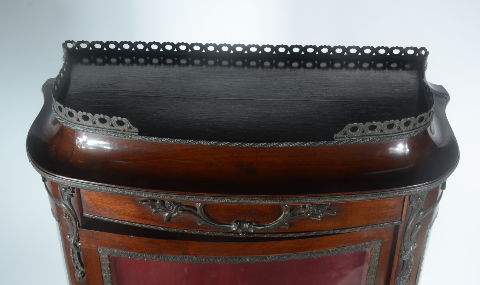 Vitrine de madeira nobre, porta e laterais com vidro, fundo em tecido... - foto 11 de 11