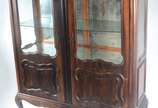 Vitrine de jacarandá, estilo Chipendale, duas p... - Vitrine de jacarandá, estilo Chipendale, duas portas almofadadas com vidro bisotado, prateleiras internas e fundo espelhado.