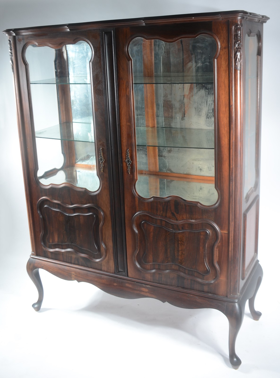 Vitrine de jacarandá, estilo Chipendale, duas portas almofadadas com... - foto 1 de 11